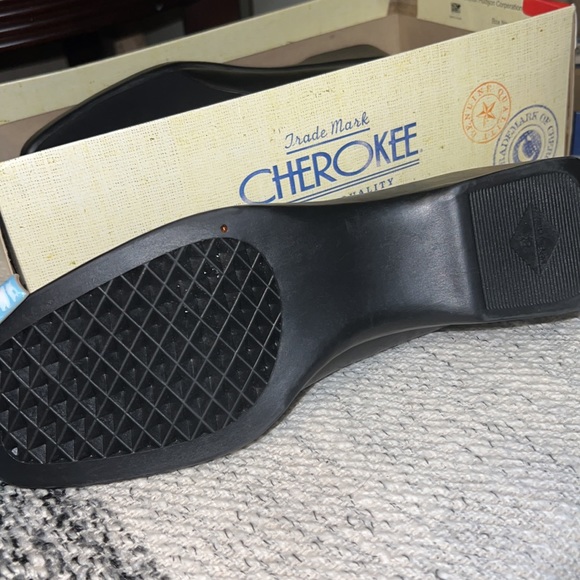 Cherokee Leather Formal and Casual Heels - Picture 2 of 4